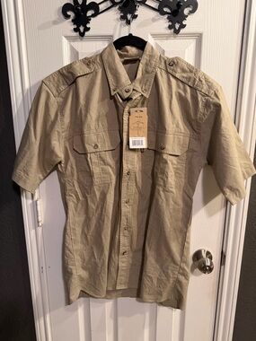 Men's Short-Sleeve Button-Down Shirt in Khaki